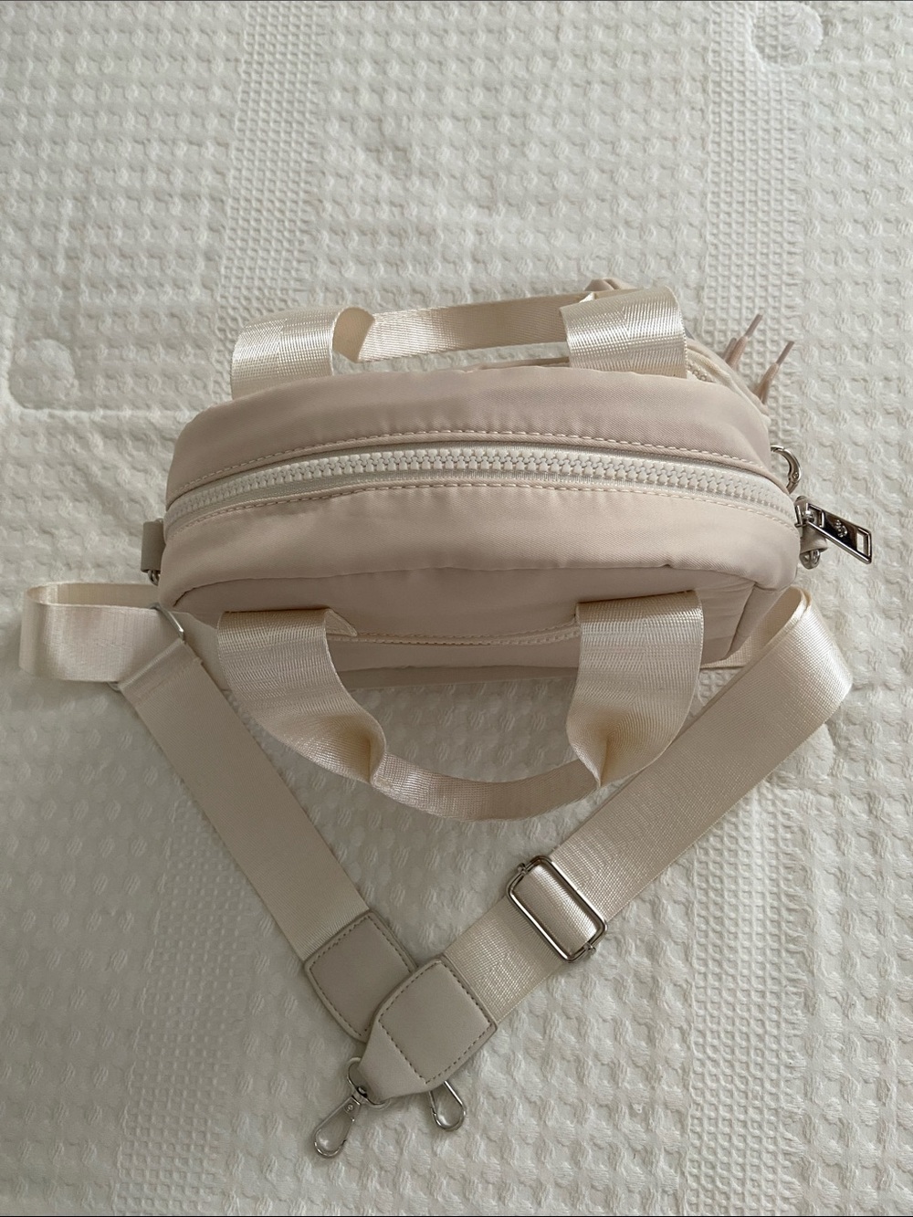 Bearpaw Crossbody Bag - Picture 4 of 9